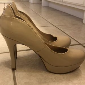 Nude Guess pumps